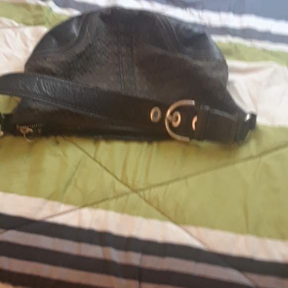 A bag - Picture 4 of 4